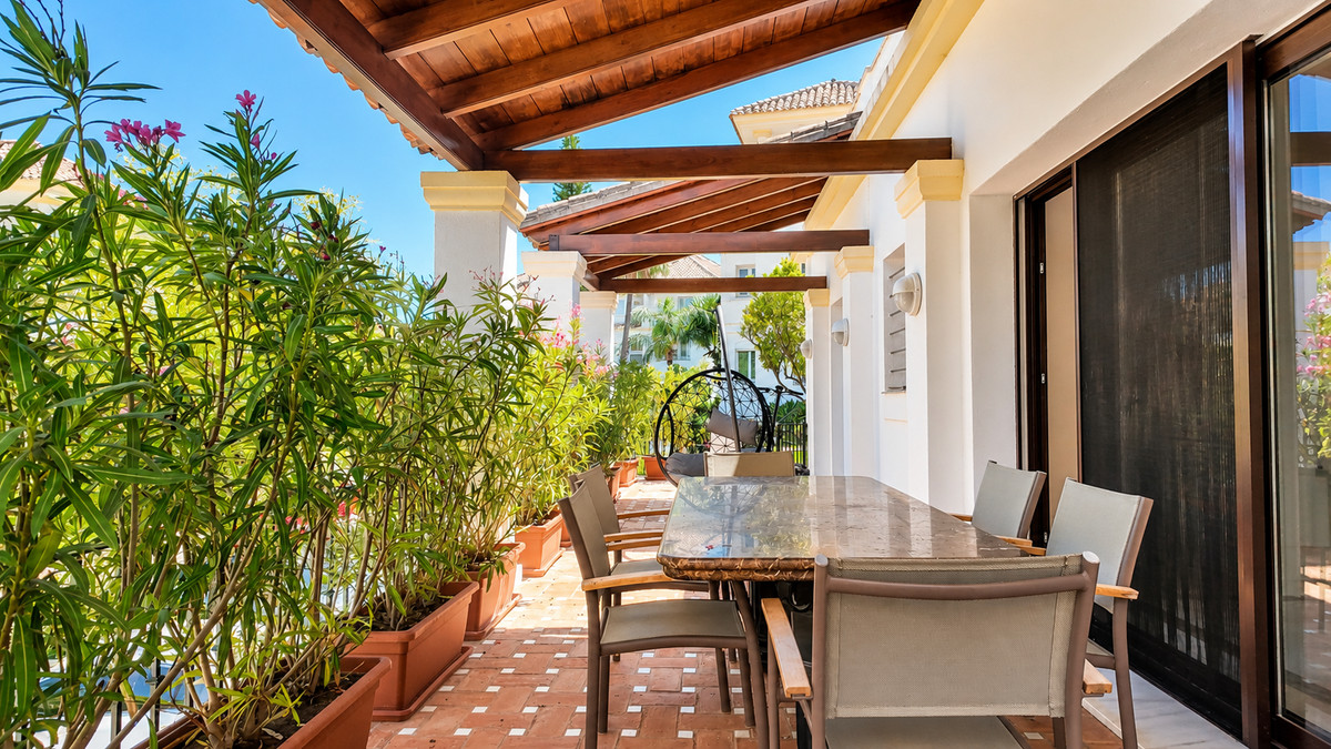3 Bedroom Villa for Sale in The Golden Mile — view 2