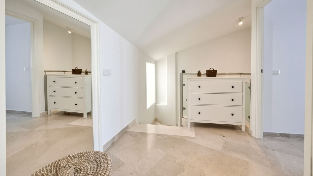 3 Bedroom Apartment for Sale in Marbella — view 6