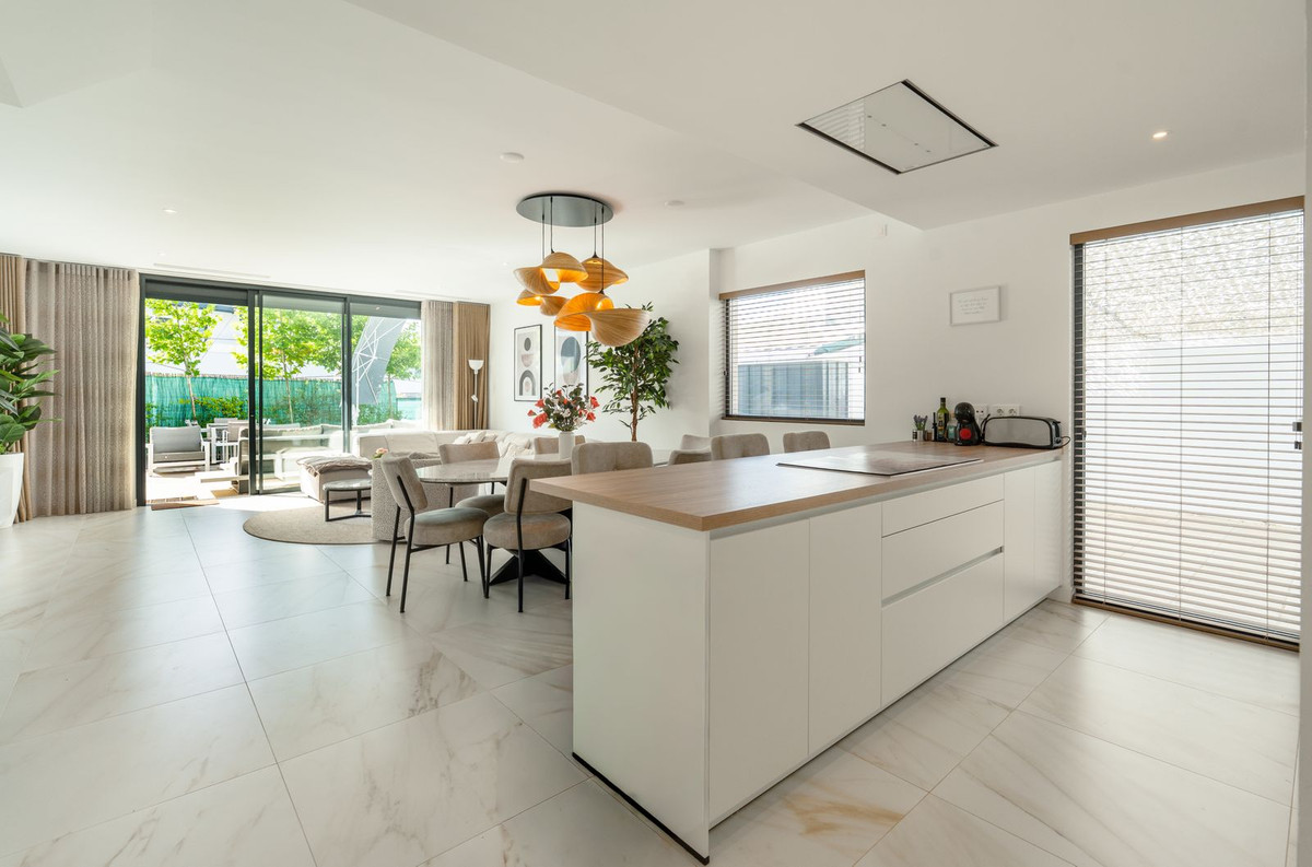 4 Bedroom Villa for Sale in Selwo — view 7