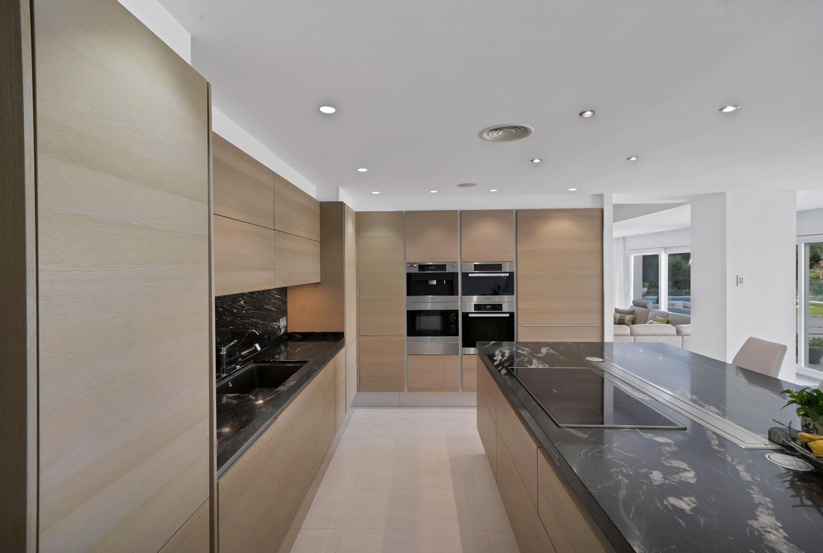 6 Bedroom Villa for Sale in Sierra Blanca — view 11
