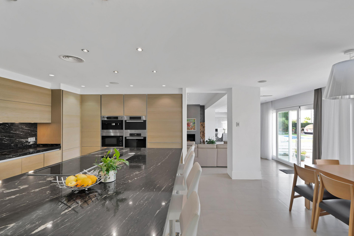 6 Bedroom Villa for Sale in Sierra Blanca — view 12