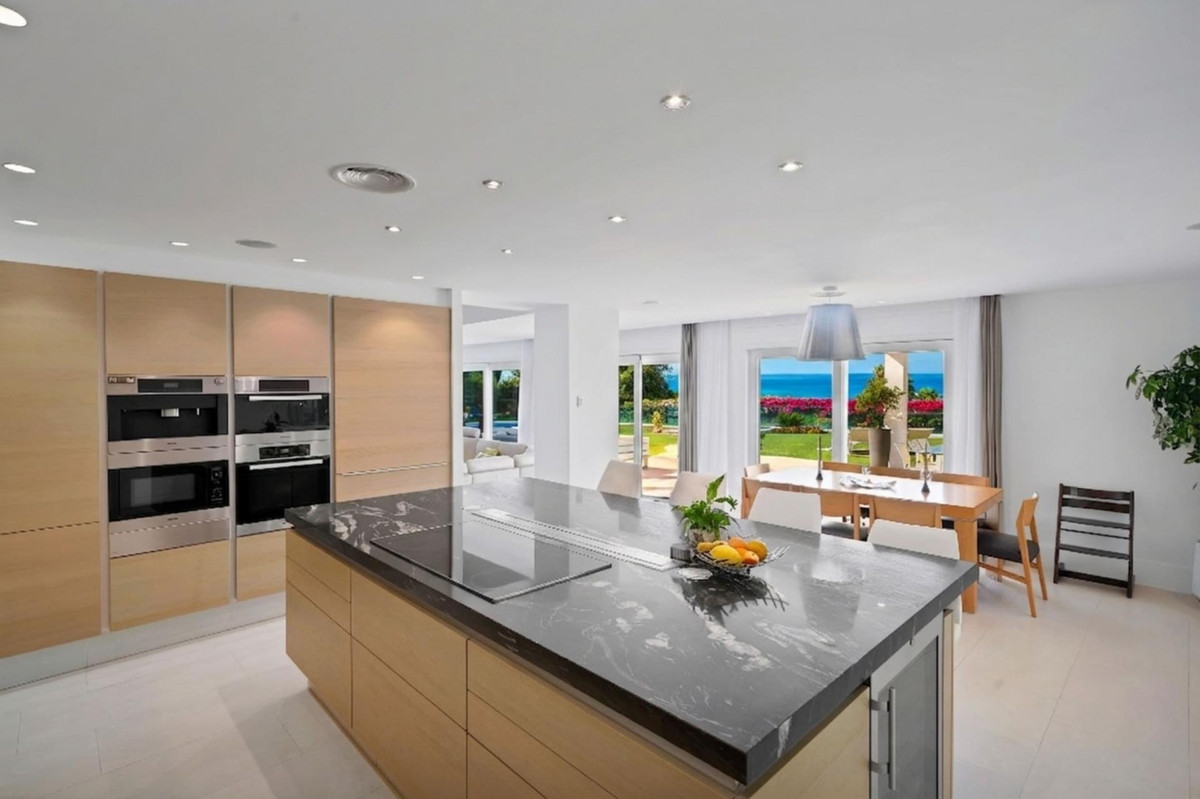 6 Bedroom Villa for Sale in Sierra Blanca — view 13