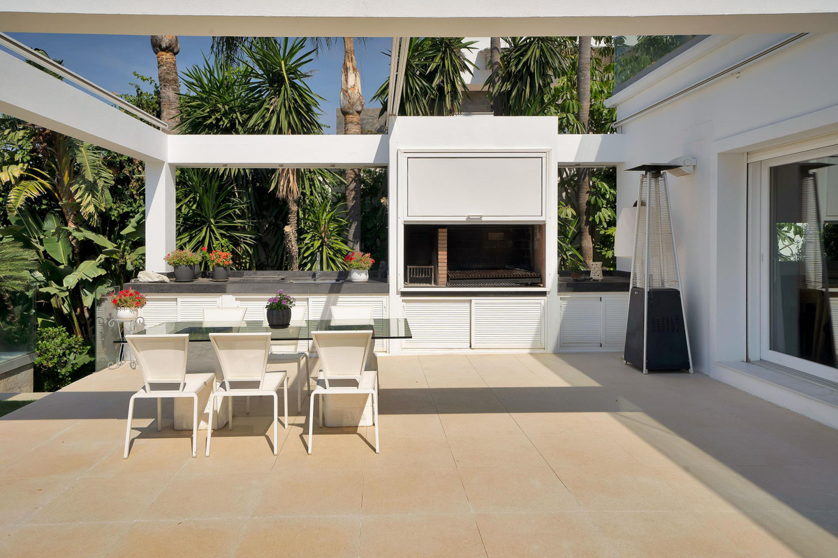 6 Bedroom Villa for Sale in Sierra Blanca — view 17