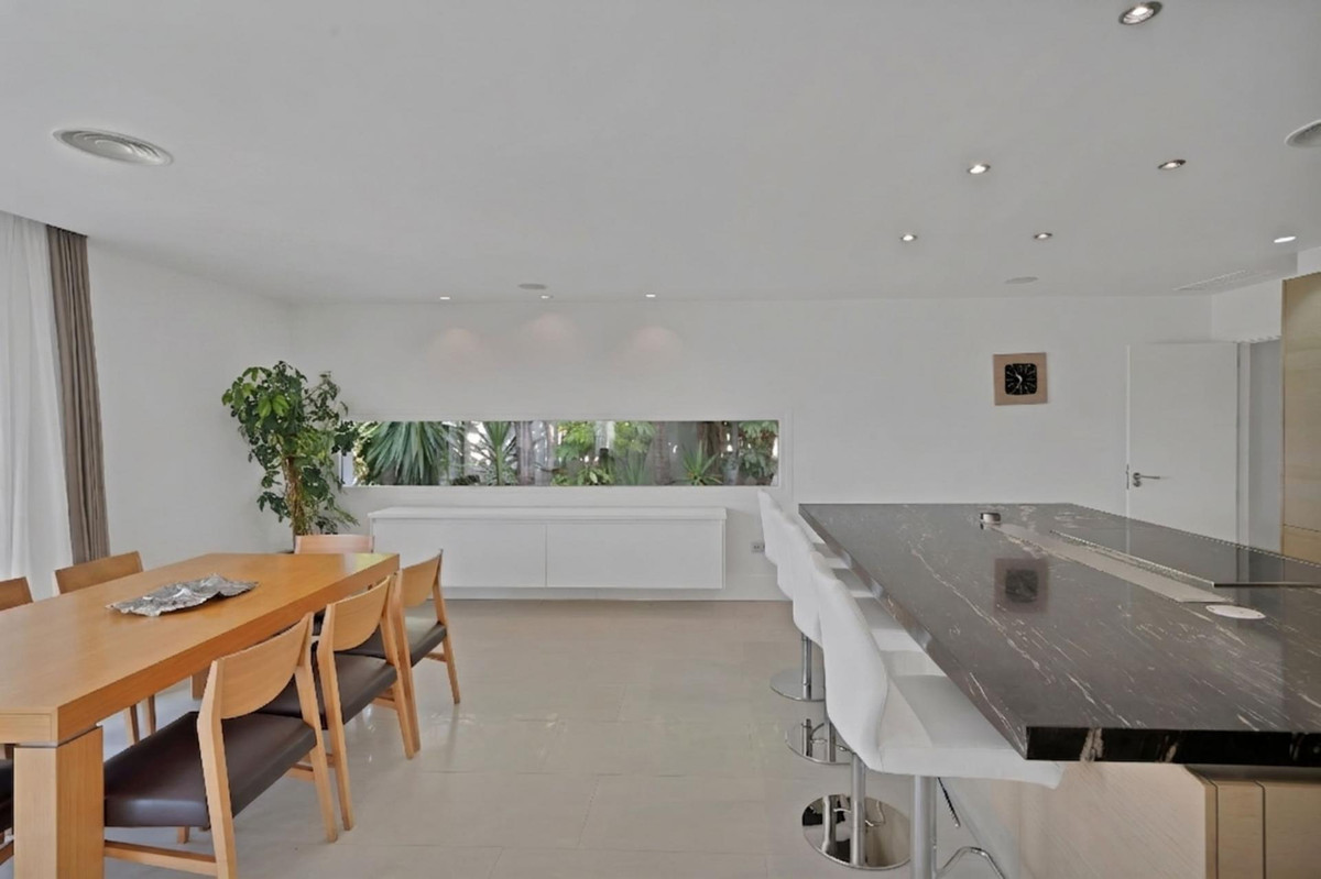 6 Bedroom Villa for Sale in Sierra Blanca — 6