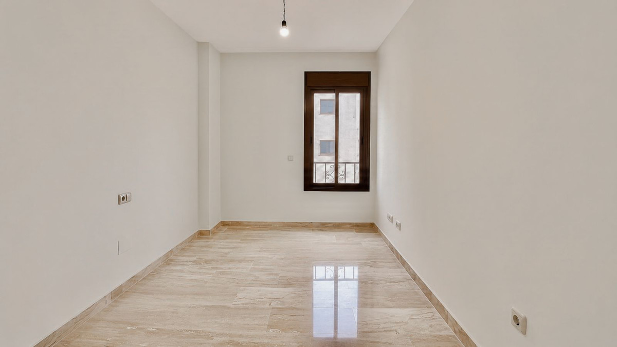 2 Bedroom Apartment for Sale in Estepona — view 11
