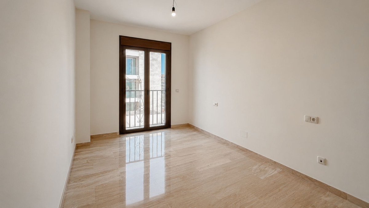 2 Bedroom Apartment for Sale in Estepona — view 12