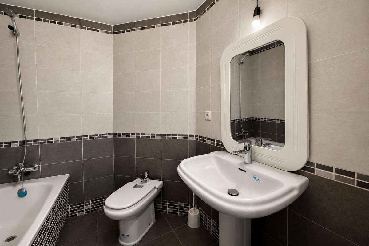 2 Bedroom Apartment for Sale in Estepona — view 14