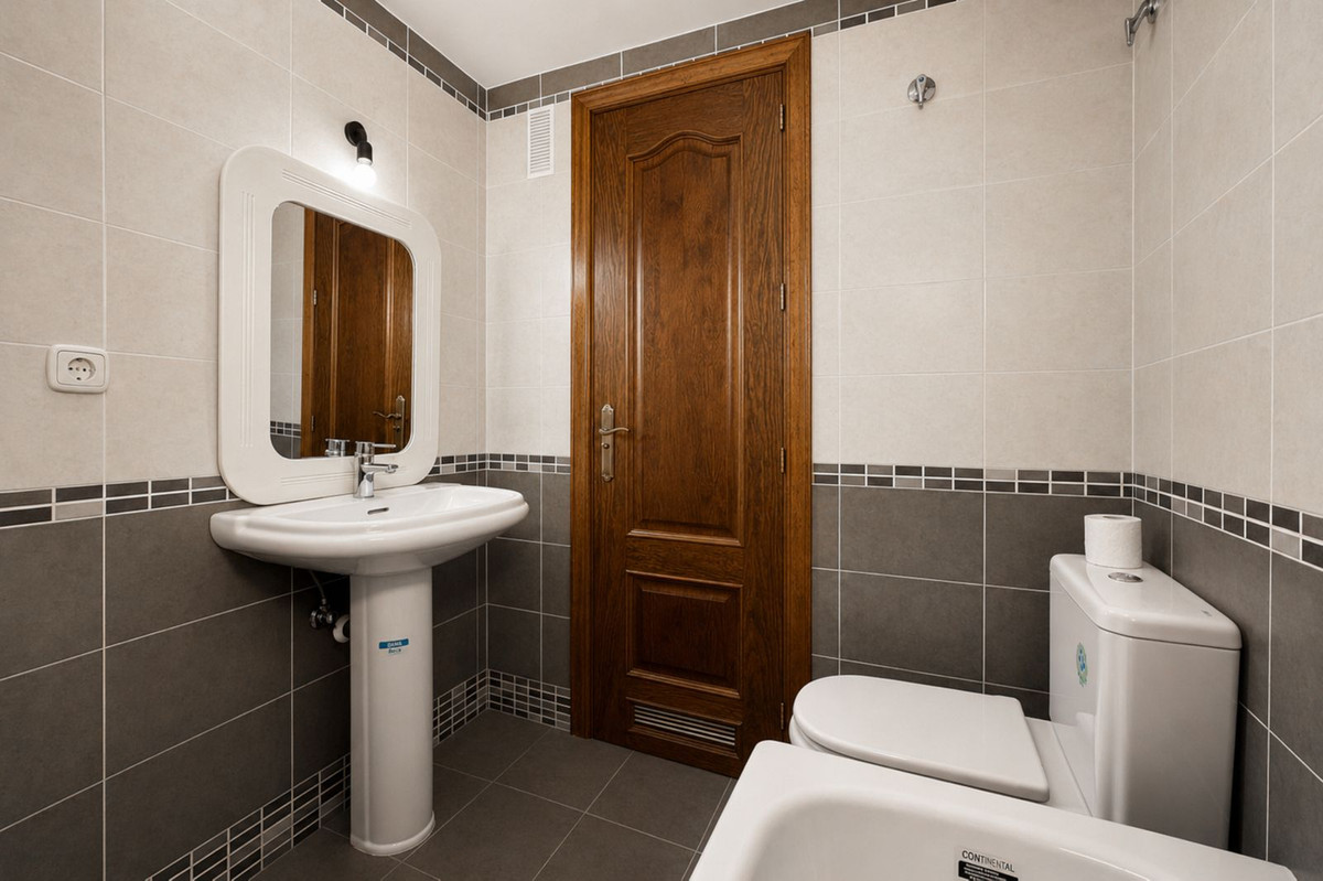 2 Bedroom Apartment for Sale in Estepona — view 15
