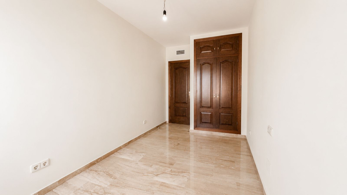 2 Bedroom Apartment for Sale in Estepona — view 10
