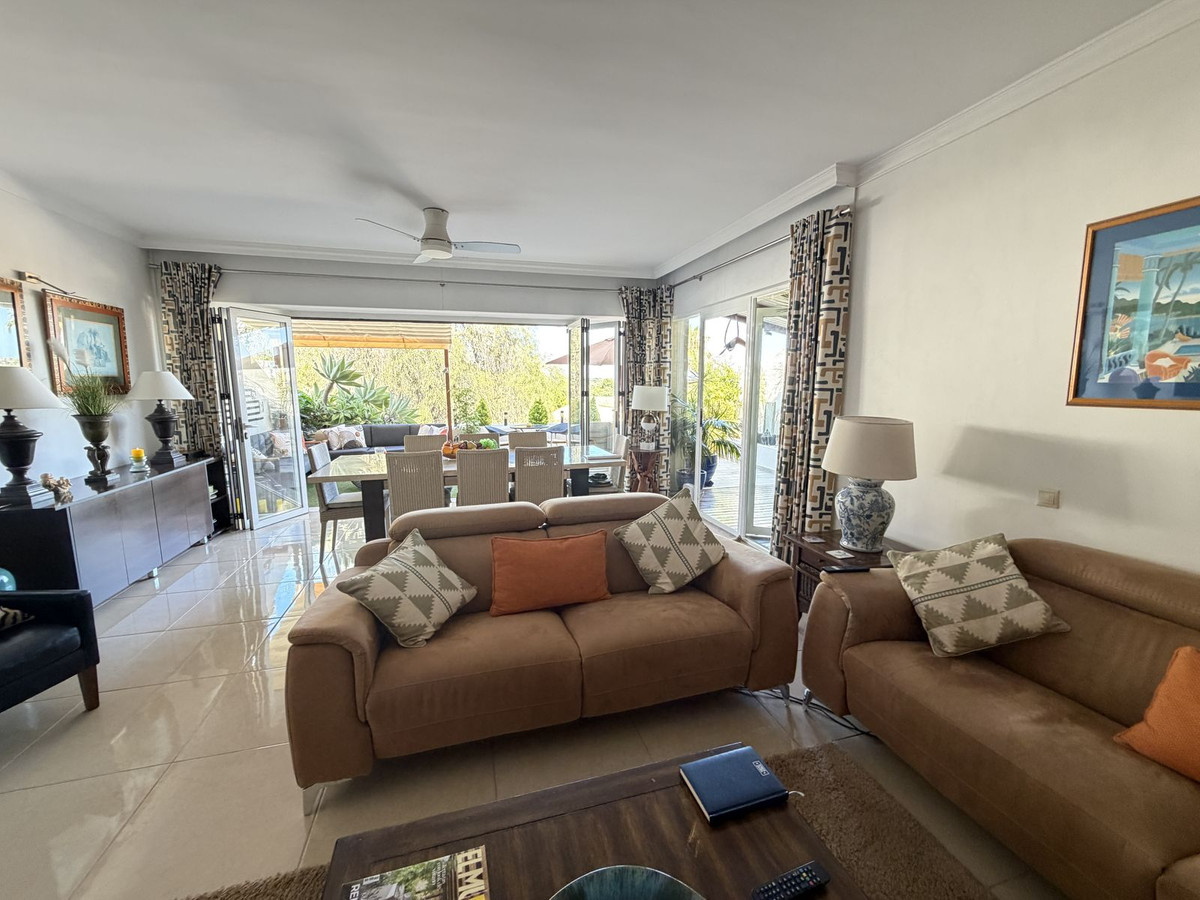 4 Bedroom Townhouse for Sale in Aloha — 2