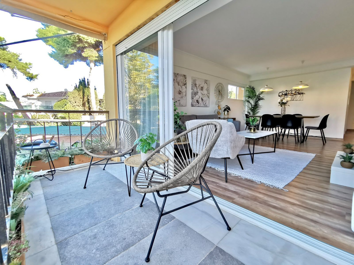 3 Bedroom Apartment for Sale in Estepona — view 2