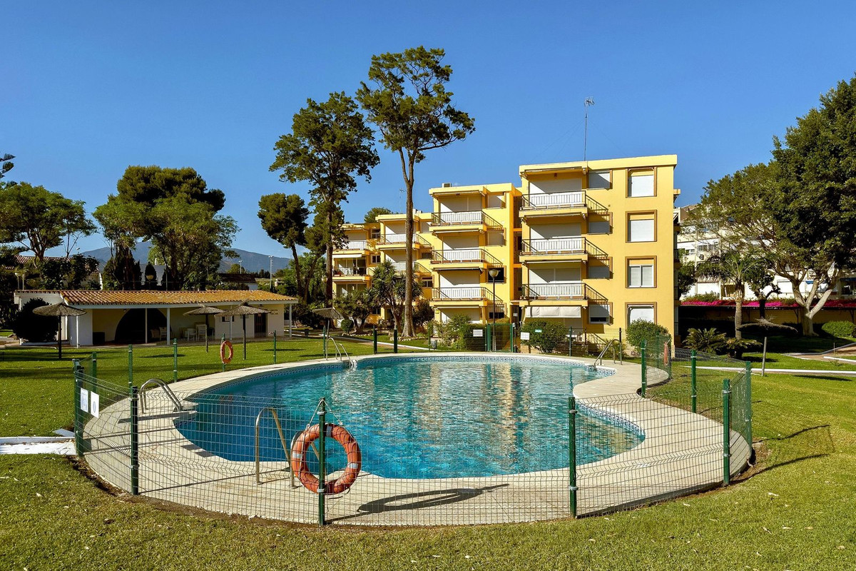 3 Bedroom Apartment for Sale in Estepona — view 12
