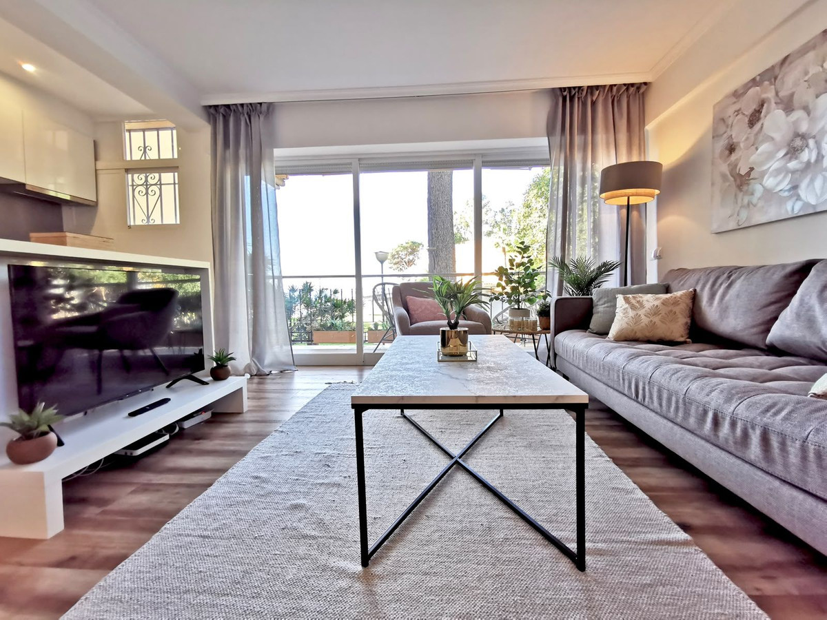 3 Bedroom Apartment for Sale in Estepona — view 5