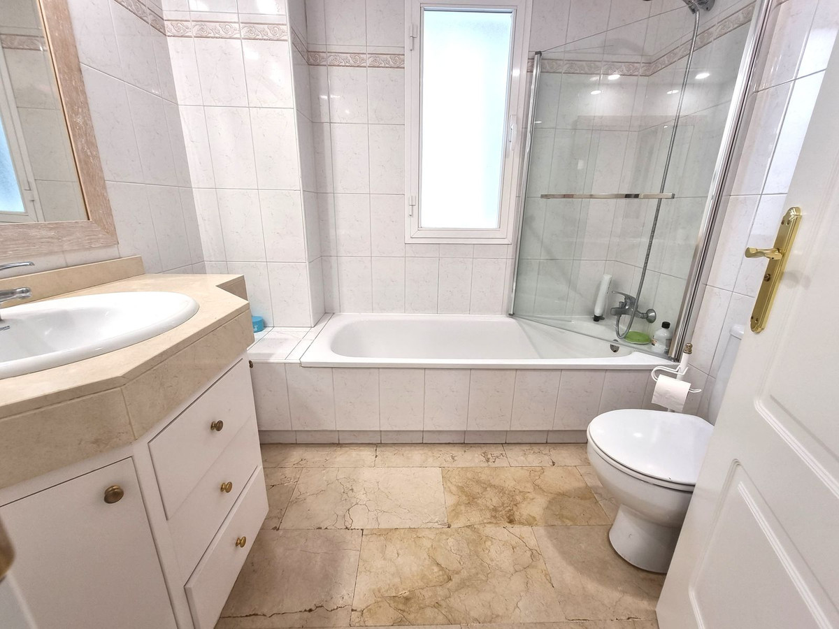 2 Bedroom Apartment for Sale in Puerto Banús — 5