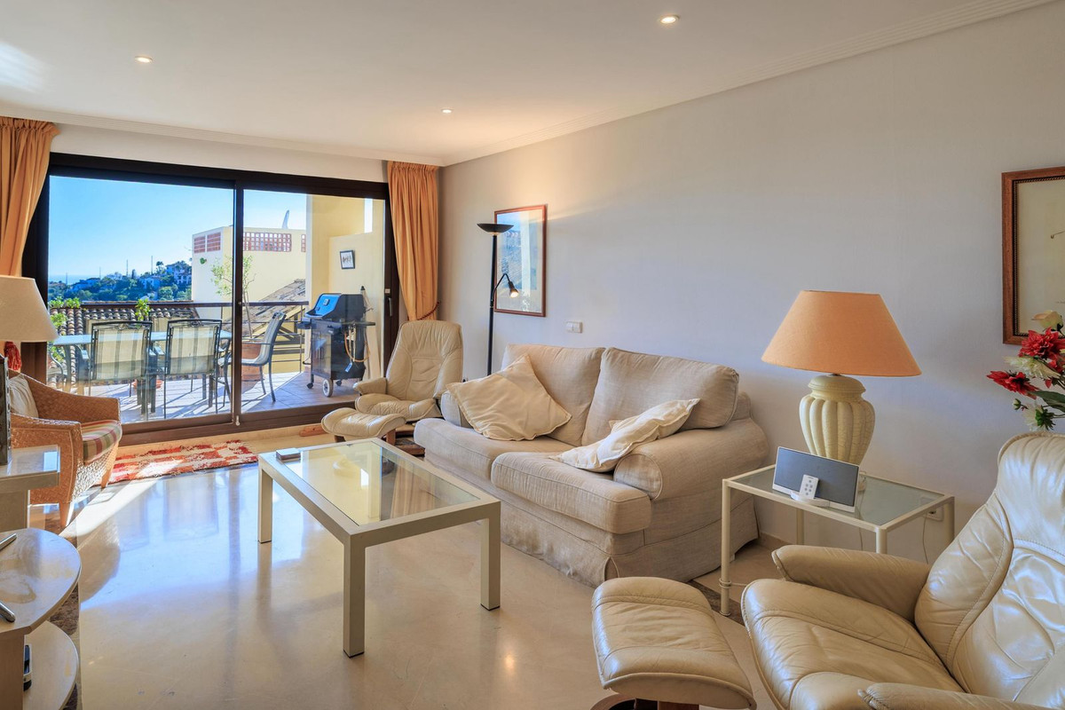 3 Bedroom Apartment for Sale in Benahavís — view 2