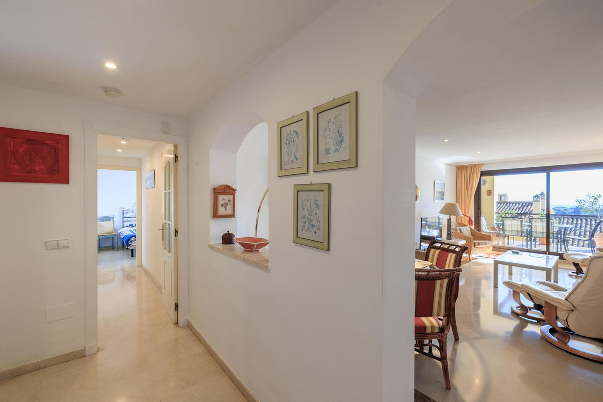 3 Bedroom Apartment for Sale in Benahavís — view 11