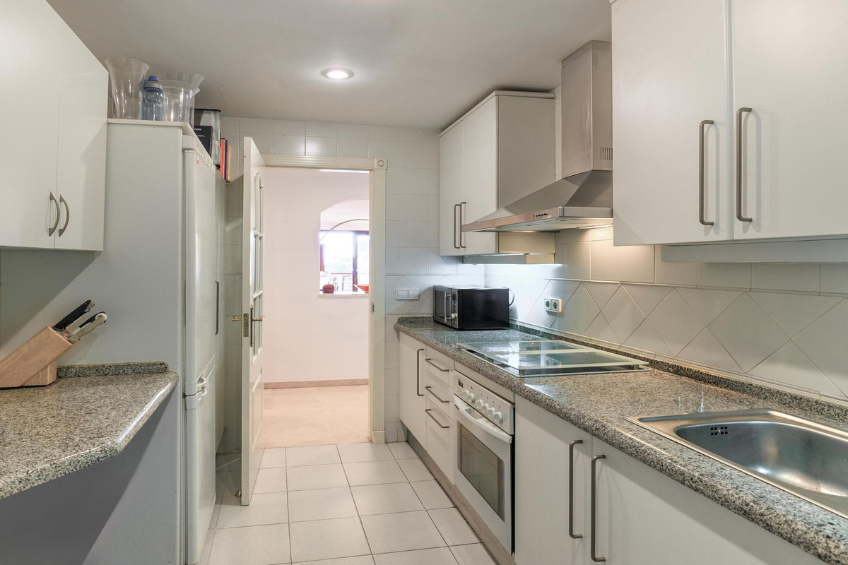 3 Bedroom Apartment for Sale in Benahavís — view 13