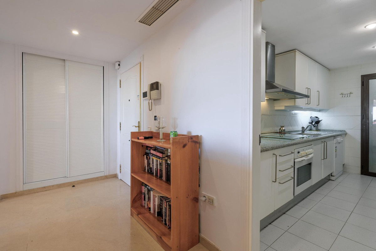 3 Bedroom Apartment for Sale in Benahavís — view 17