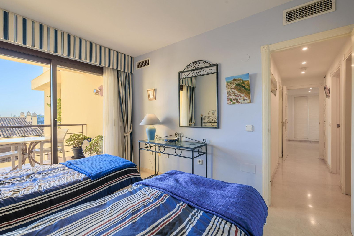 3 Bedroom Apartment for Sale in Benahavís — view 18