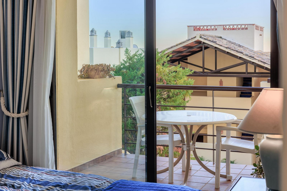 3 Bedroom Apartment for Sale in Benahavís — view 6