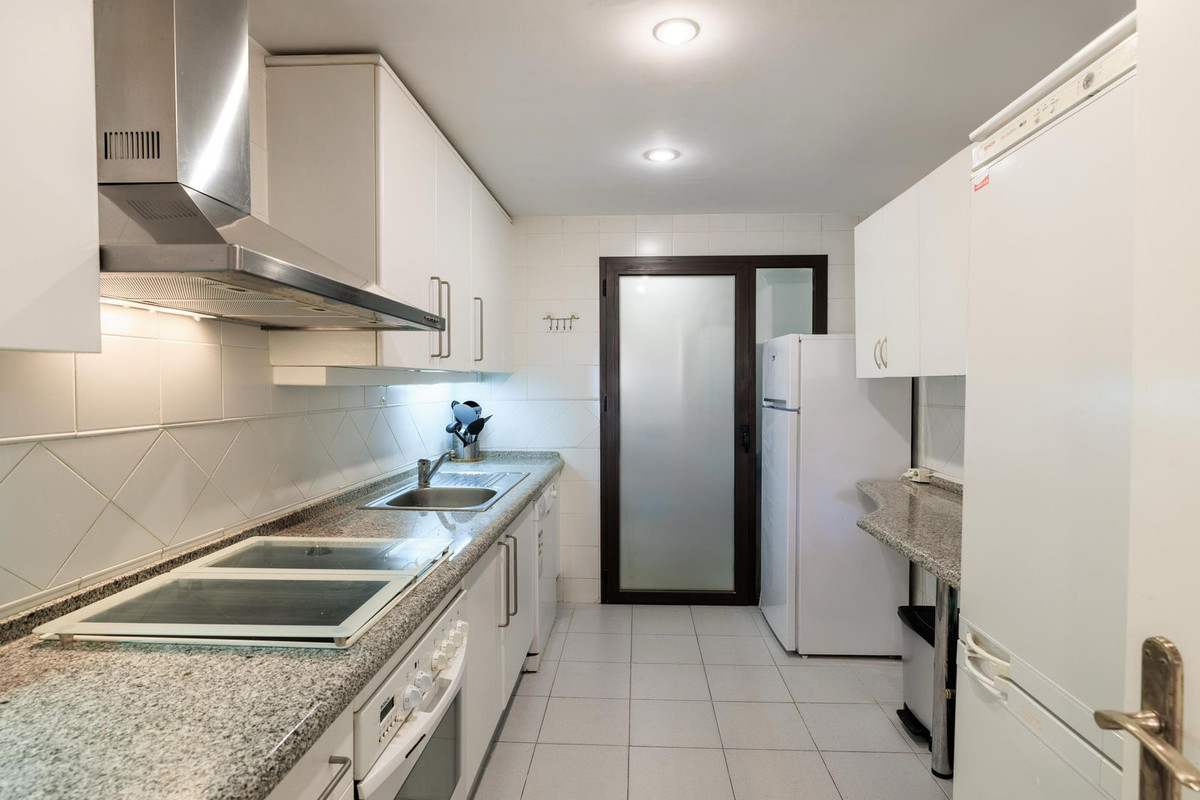 3 Bedroom Apartment for Sale in Benahavís — view 8