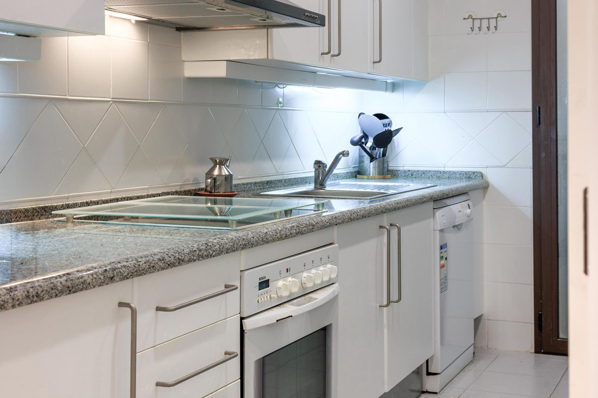 3 Bedroom Apartment for Sale in Benahavís — view 9