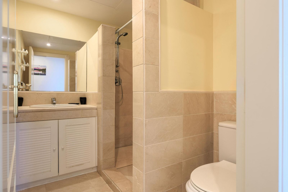 3 Bedroom Apartment for Sale in Benahavís — view 10