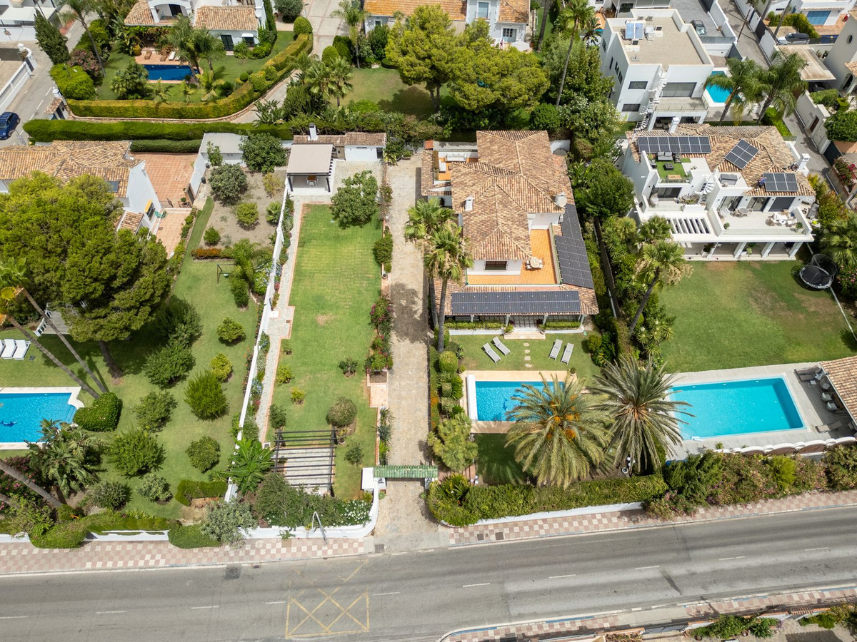 4 Bedroom Villa for Sale in San Pedro de Alcántara — 4
