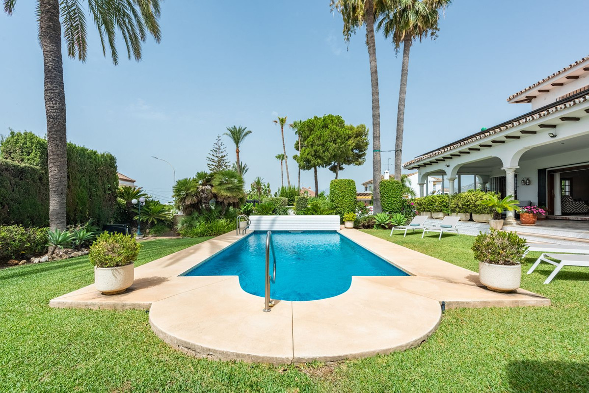 4 Bedroom Villa for Sale in San Pedro de Alcántara — 5