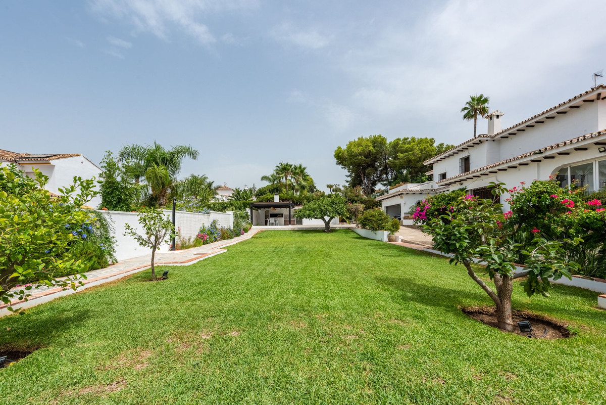 4 Bedroom Villa for Sale in San Pedro de Alcántara — 8