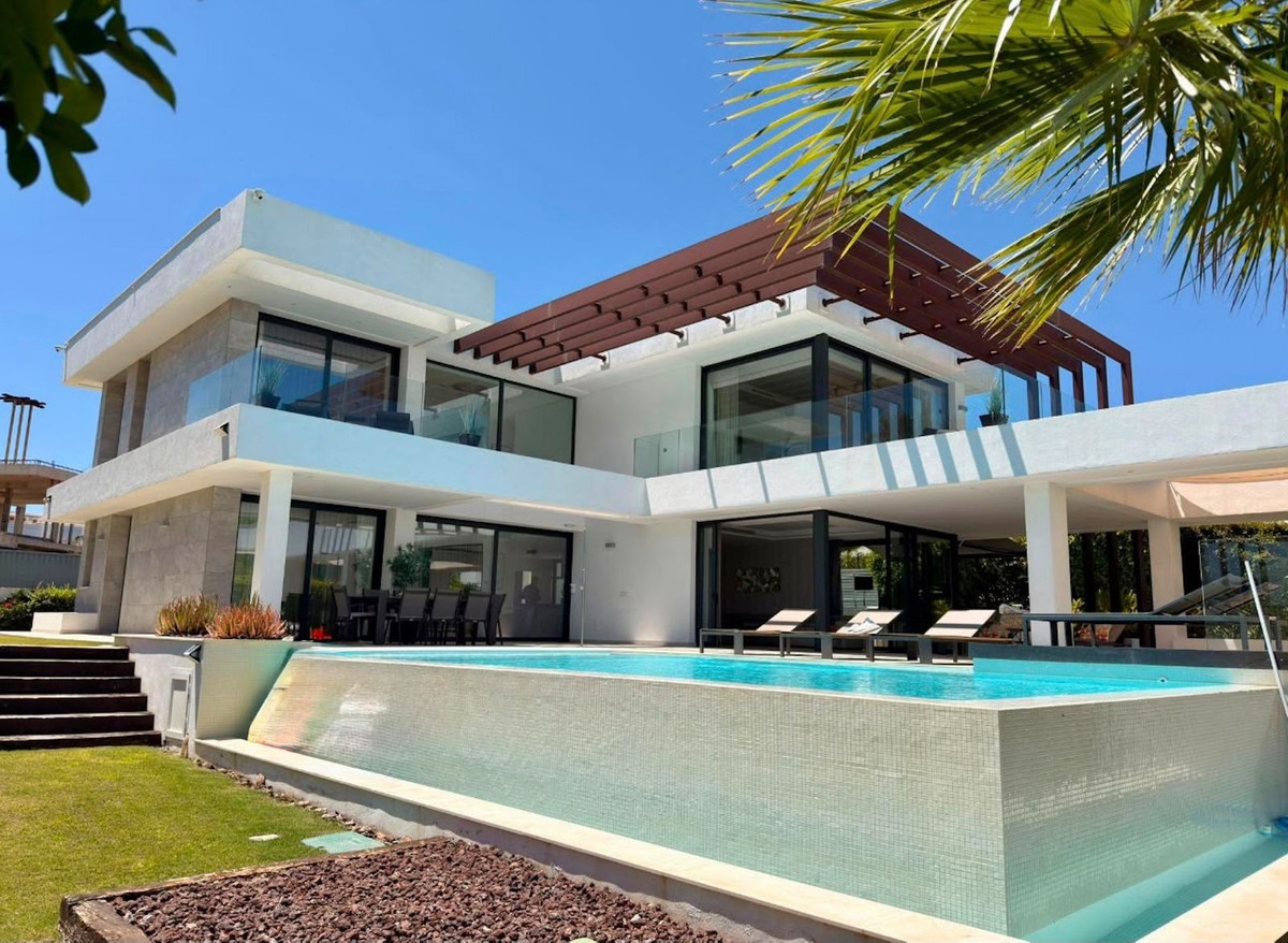 5 Bedroom Villa for Sale in New Golden Mile