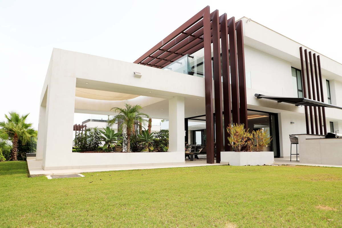 5 Bedroom Villa for Sale in New Golden Mile — view 2