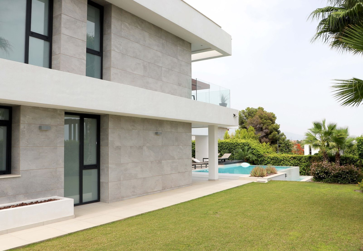 5 Bedroom Villa for Sale in New Golden Mile — view 17