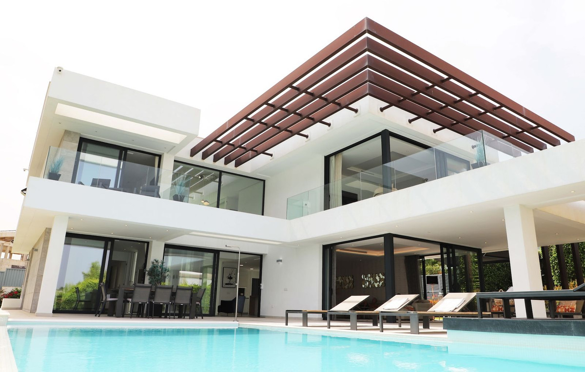 5 Bedroom Villa for Sale in New Golden Mile — view 3