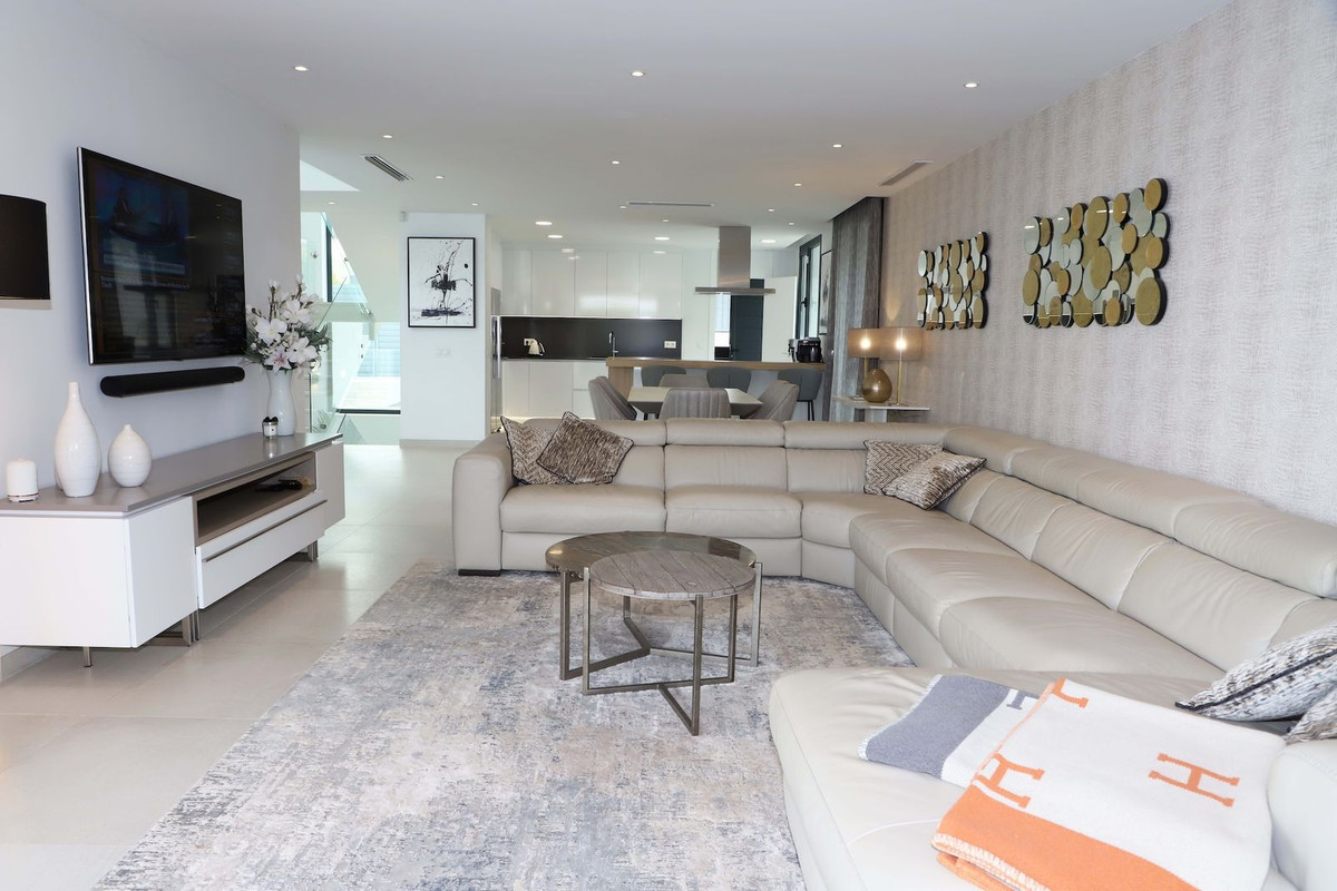 5 Bedroom Villa for Sale in New Golden Mile — view 10