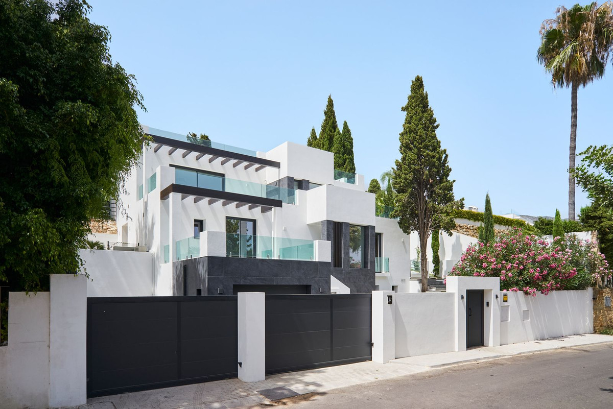 5 Bedroom Villa for Sale in Sierra Blanca — view 2
