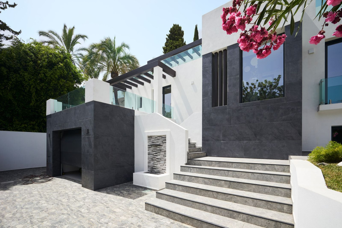 5 Bedroom Villa for Sale in Sierra Blanca — view 3