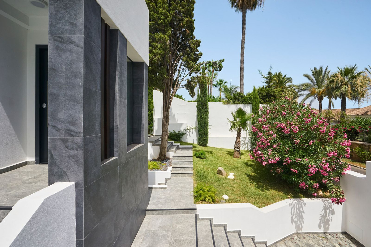 5 Bedroom Villa for Sale in Sierra Blanca — view 4