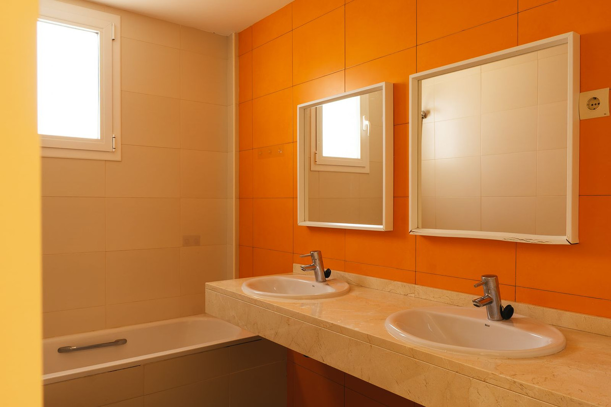 2 Bedroom Apartment for Sale in Estepona — view 6
