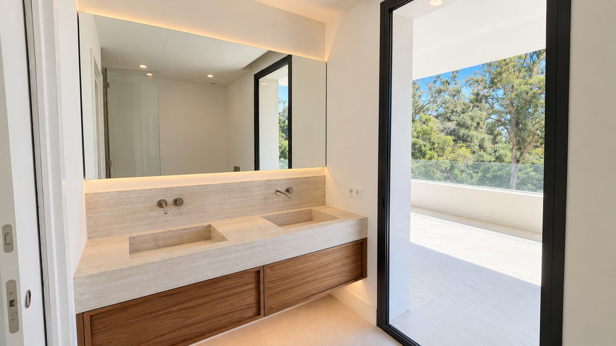5 Bedroom Villa for Sale in Nueva Andalucía — view 16