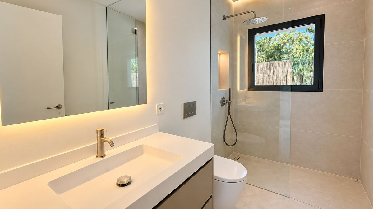 5 Bedroom Villa for Sale in Nueva Andalucía — view 18