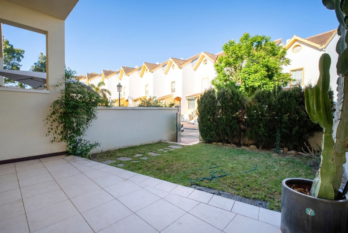 4 Bedroom Villa for Sale in Estepona — view 2