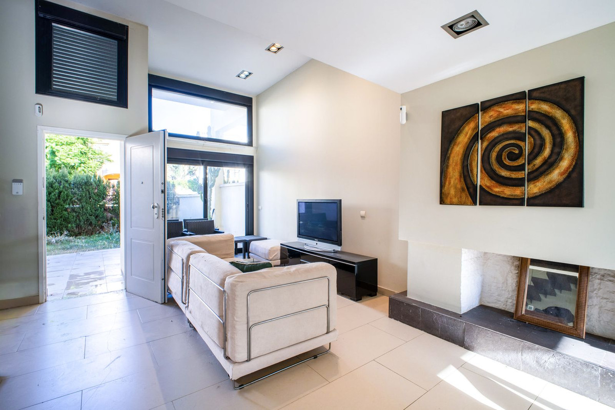 4 Bedroom Villa for Sale in Estepona — view 3