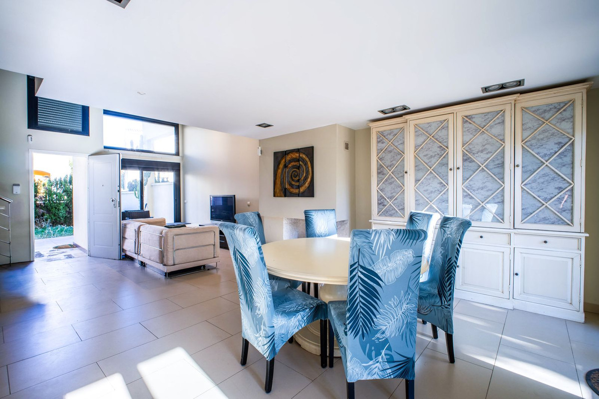 4 Bedroom Villa for Sale in Estepona — view 4