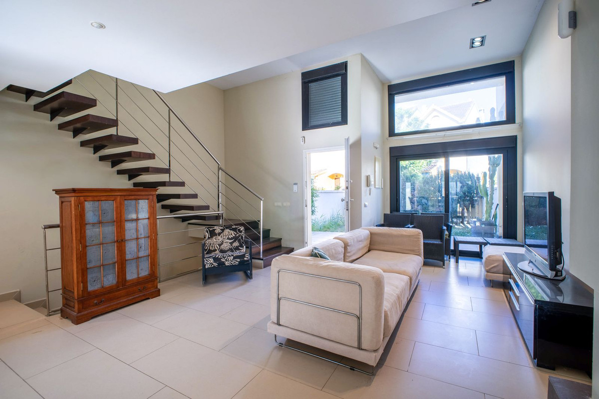 4 Bedroom Villa for Sale in Estepona — view 6