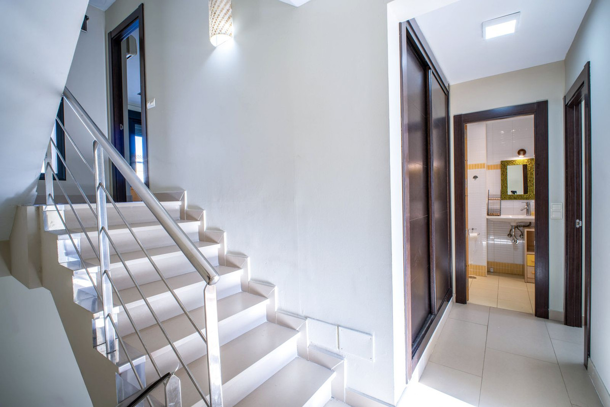 4 Bedroom Villa for Sale in Estepona — view 9
