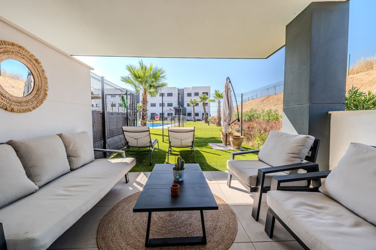 3 Bedroom Apartment for Sale in Estepona — view 2