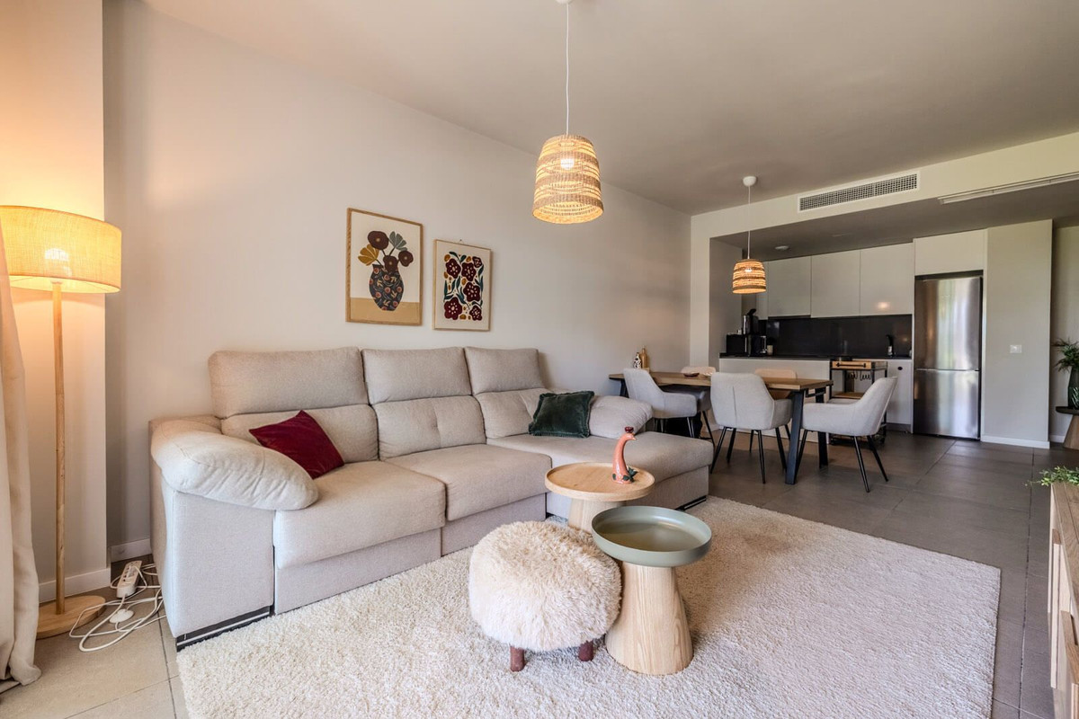 3 Bedroom Apartment for Sale in Estepona — view 4