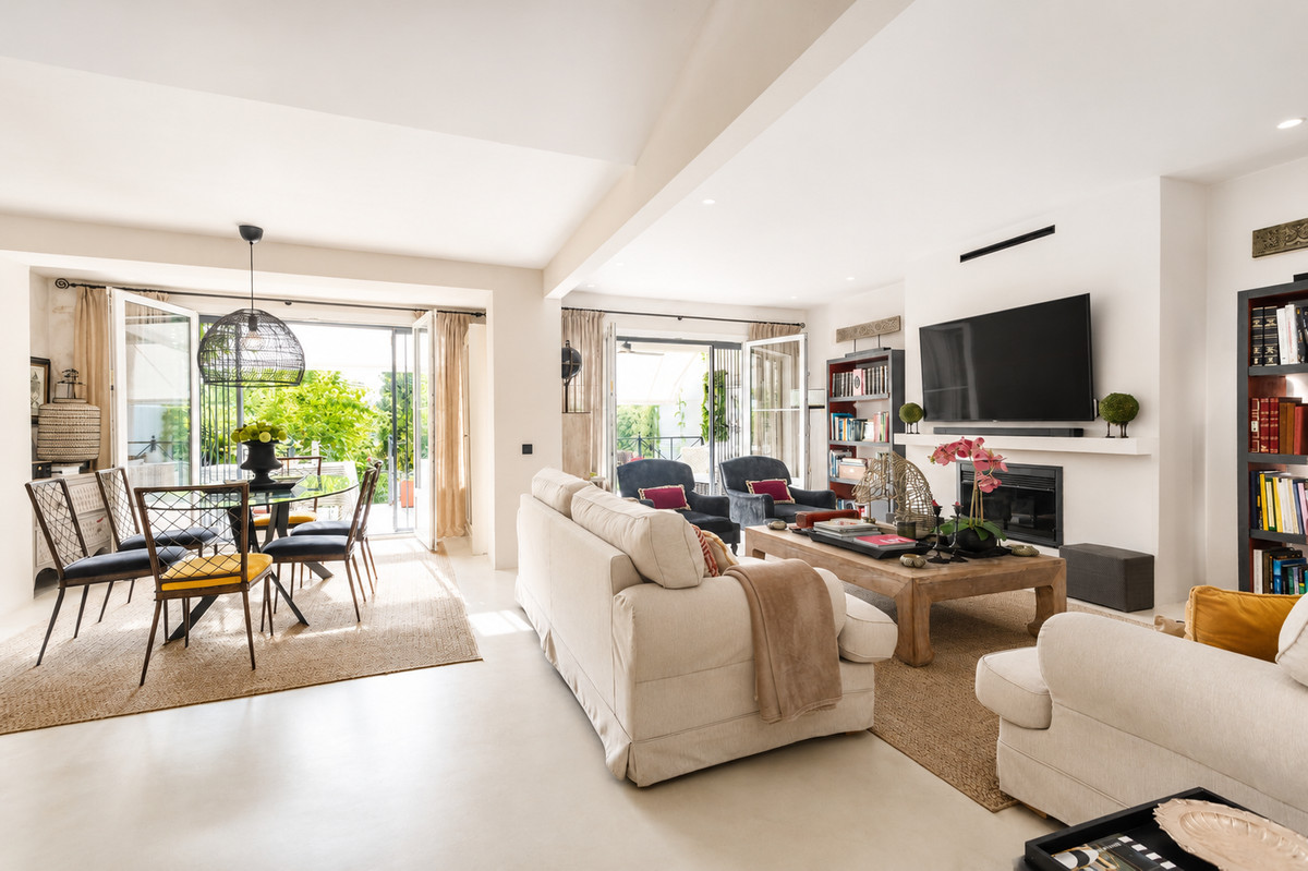 6 Bedroom Villa for Sale in Guadalmina Alta — view 2