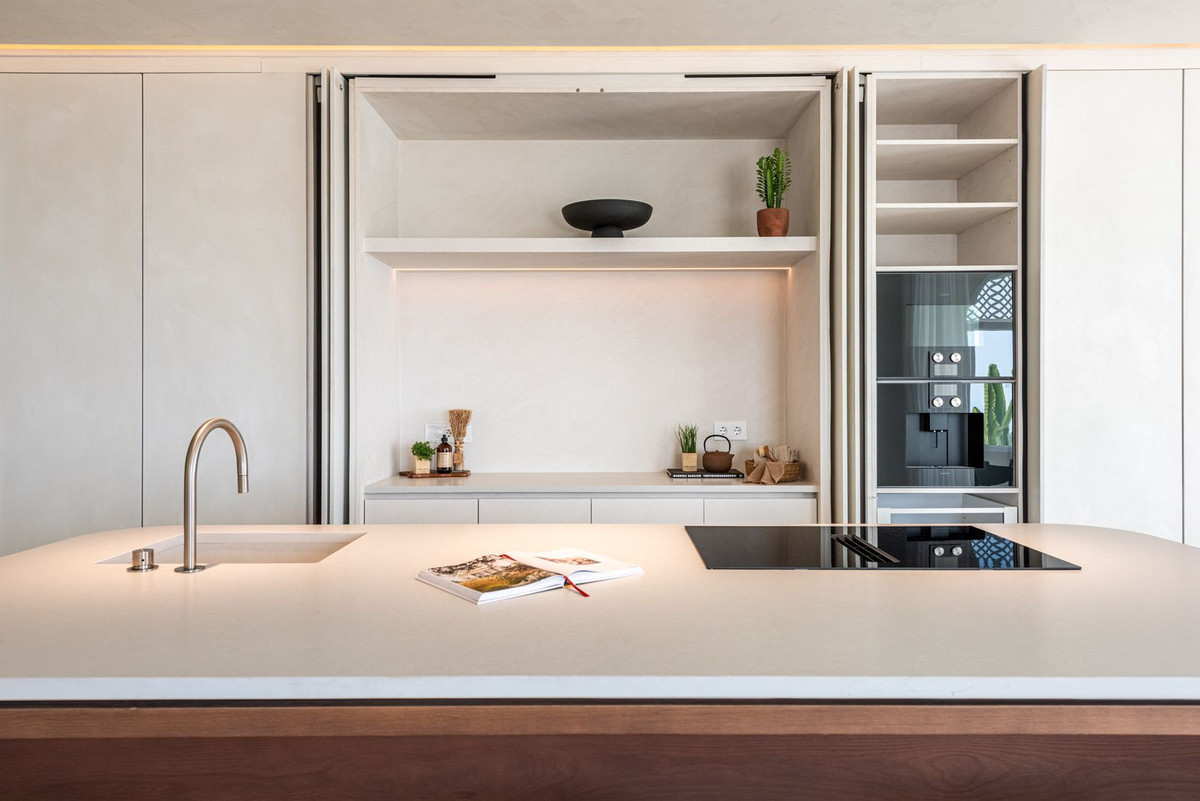 3 Bedroom Apartment for Sale in The Golden Mile — view 16